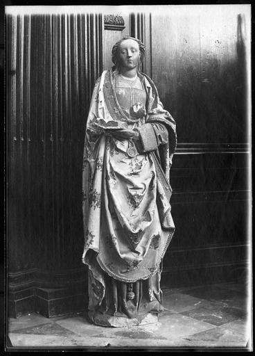 Statue : sainte Agnès, en pierre du 16e siècle. Dépose pour évacuation - © Ministère de la Culture (France), Médiathèque du patrimoine et de la photographie, diffusion RMN-GP