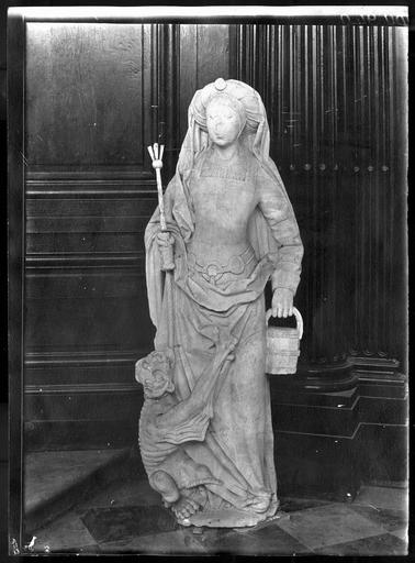 Statue : sainte Marthe, en pierre du 16e siècle. Dépose pour évacuation - © Ministère de la Culture (France), Médiathèque du patrimoine et de la photographie, diffusion RMN-GP