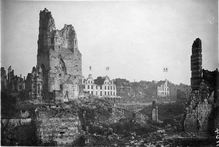 Ruines du beffroi, sur la petite Place. Effets du bombardement