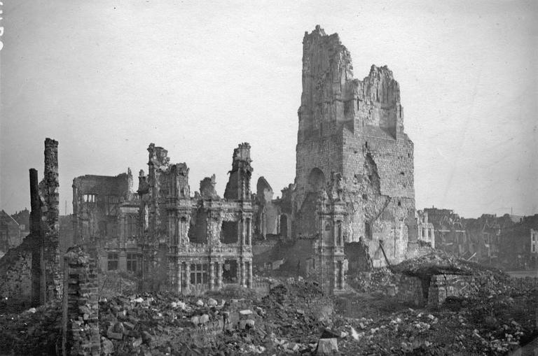 Ruines du beffroi et de l'hôtel de ville, sur la Petite Place. Effets du bombardement