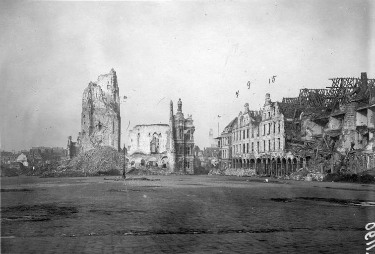 Ruines du beffroi et de l'hôtel de ville, sur la Petite Place. Effets du bombardement