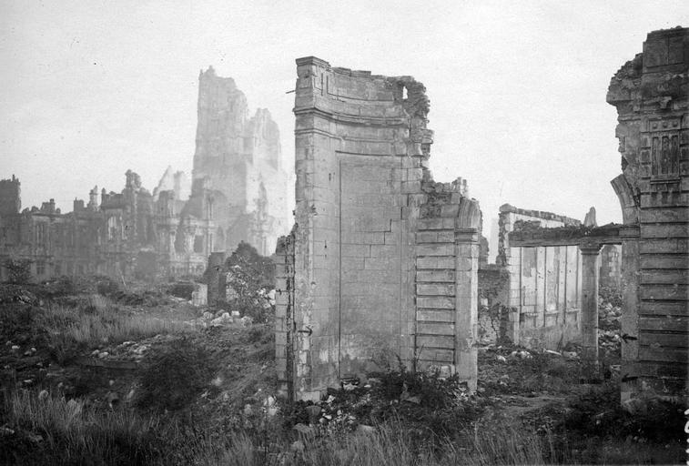 Ruines du beffroi et de l'hôtel de ville, sur la Petite Place. Effets du bombardement