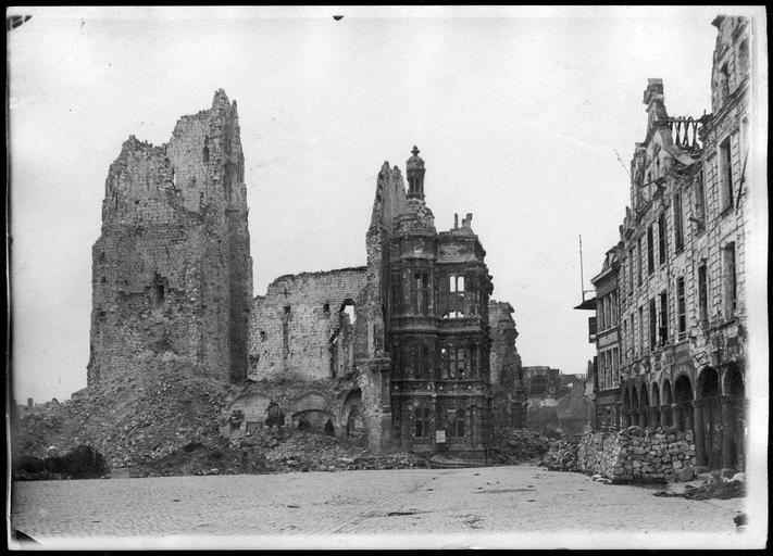 Ruines du beffroi et de l'hôtel de ville, sur la Petite Place. Effets du bombardement