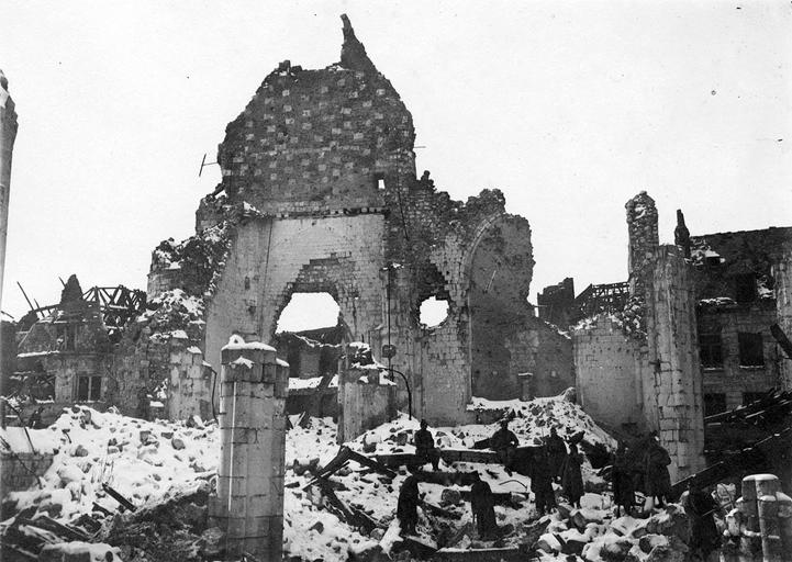 Ruines de l'église. Effets du bombardement