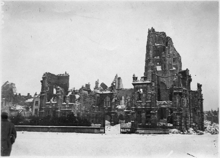 Ruines du beffroi et de l'hôtel de ville, sur la Petite Place. Effets du bombardement