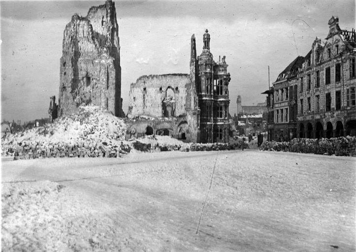 Ruines du beffroi et de l'hôtel de ville, sur la Petite Place. Effets du bombardement