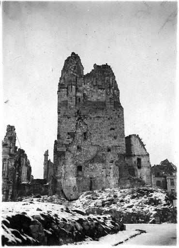 Ruines du beffroi et de l'hôtel de ville, sur la Petite Place. Effets du bombardement