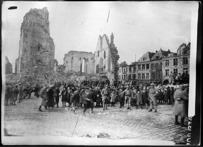 Entrée du 33e régiment d'Infanterie à Arras. Ruines du beffroi et de l'hôtel de ville, sur la Petite Place. Effets du bombardement