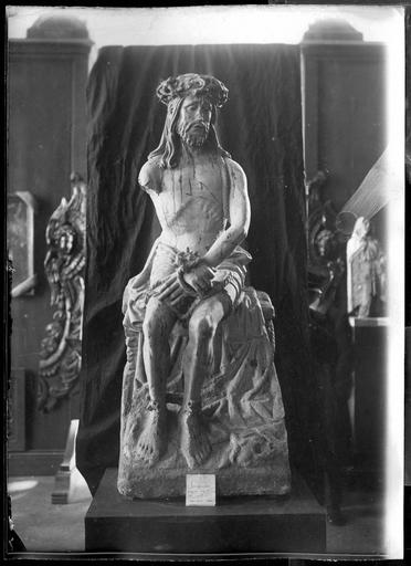 Statue : Christ aux liens, du 15e siècle en pierre, provenant de l'église de Fournes - © Ministère de la Culture (France), Médiathèque du patrimoine et de la photographie, diffusion RMN-GP