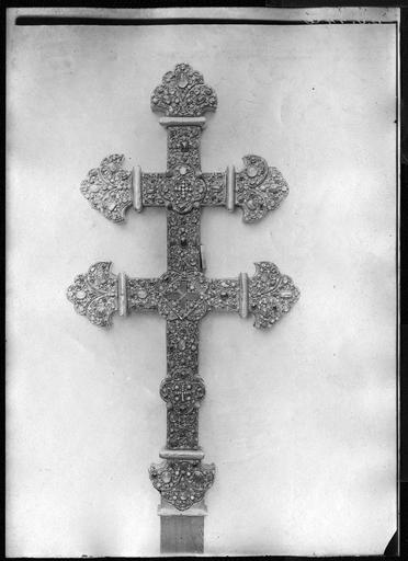 Croix-reliquaire dite de Clairmarais, provenant de Saint-Omer. Avers