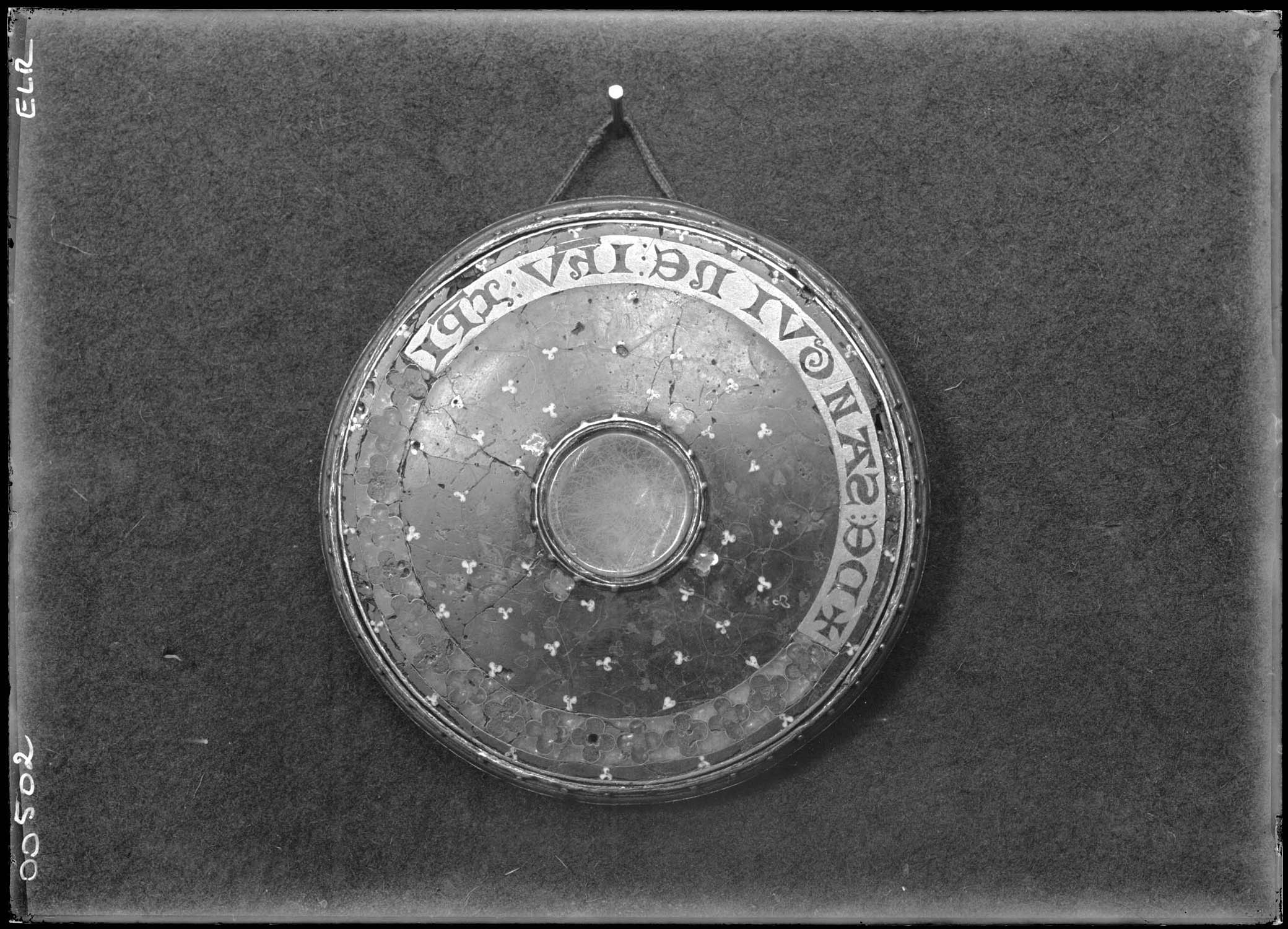 Reliquaire du Saint-Sang : médaillon en émail cloisonné (émail de plique) avec motifs floraux et oculus central. Vue supérieure du boîtier circulaire. - © Ministère de la Culture (France), Médiathèque du patrimoine et de la photographie, diffusion RMN-GP