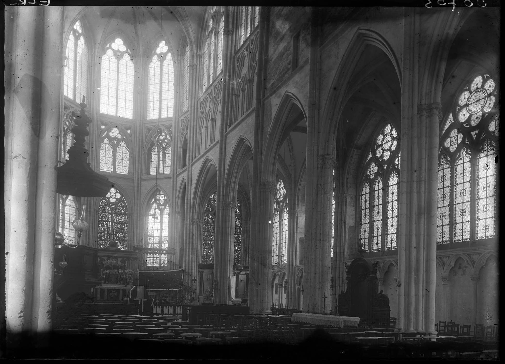 Vue intérieure de la nef vers le choeur