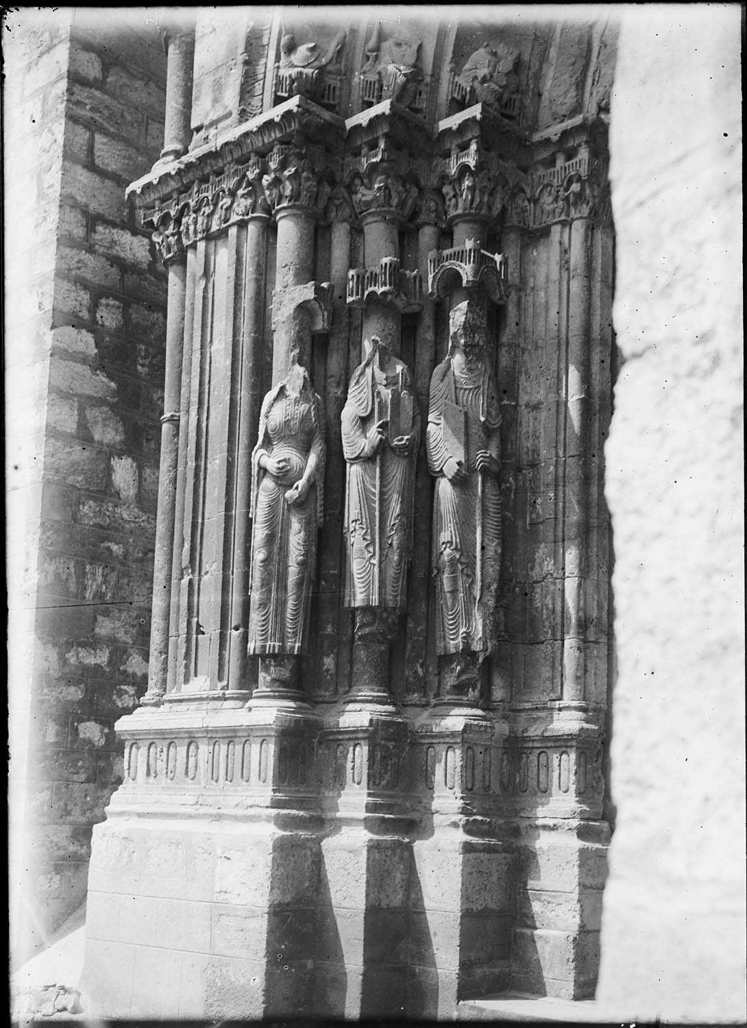 Portail latéral : statues-colonnes de l'ébrasement gauche