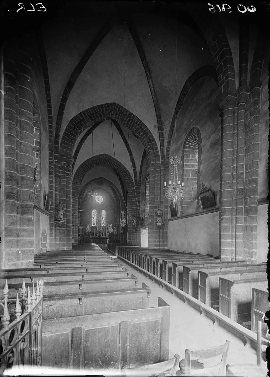 Vue intérieure de la nef vers le choeur