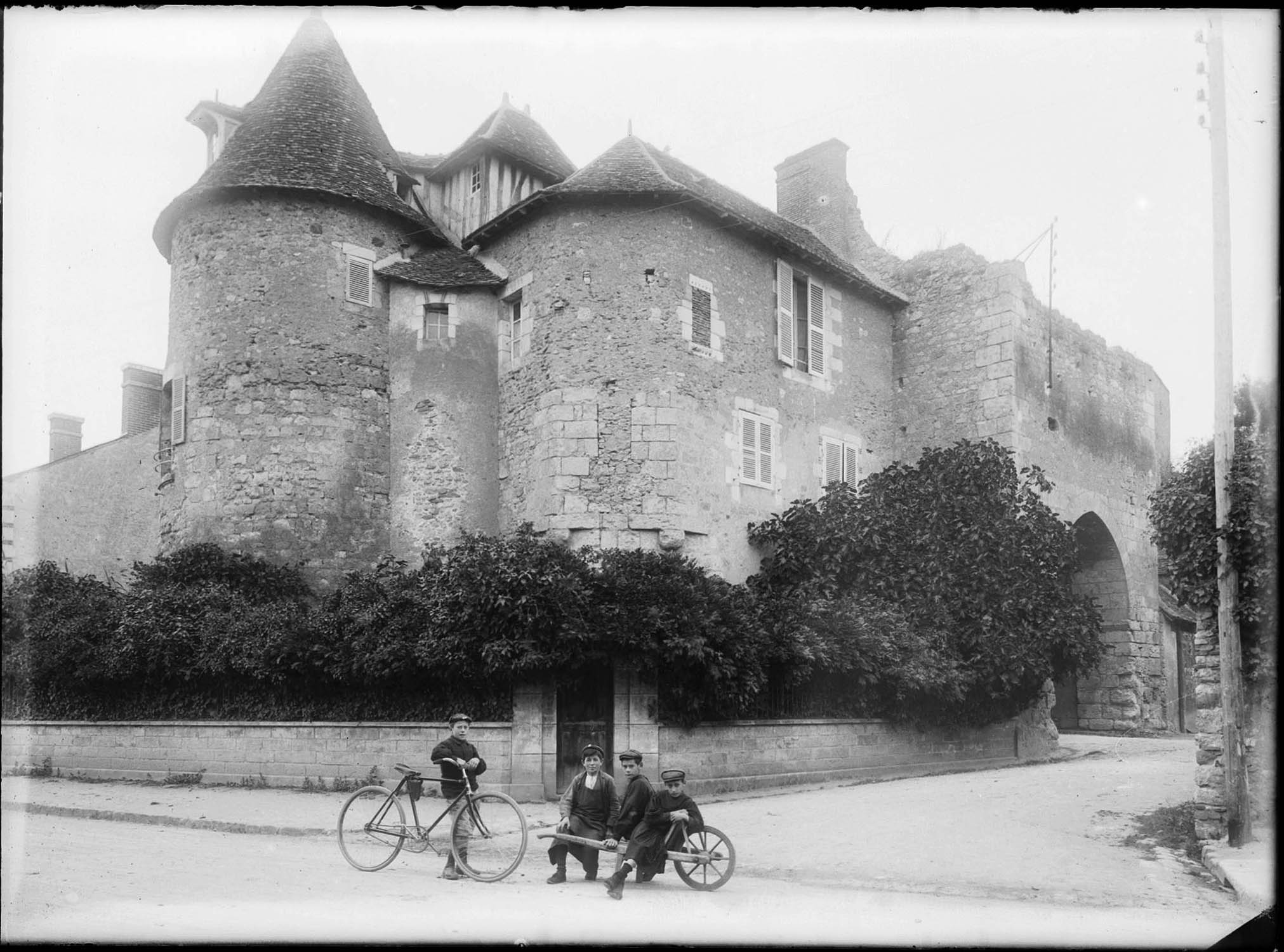 Enceinte, tour et porte de ville