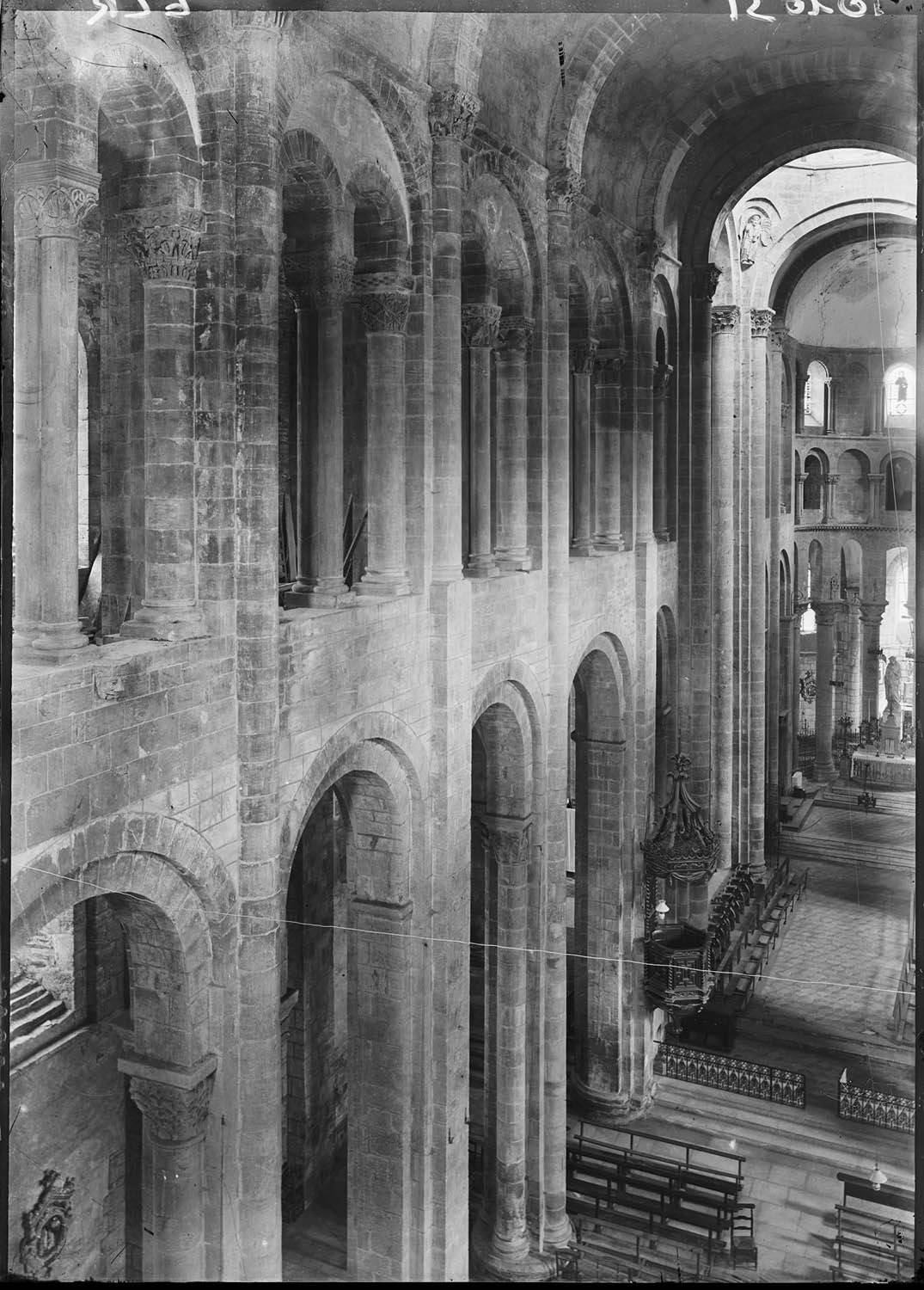 Vue intérieure de la nef : grandes arcades et tribunes côté nord