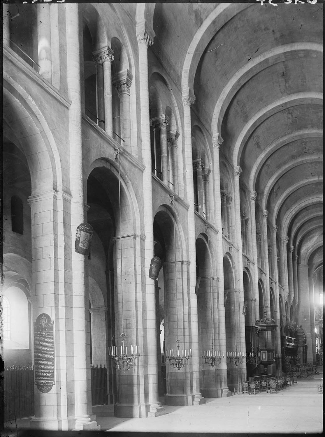 Vue intérieure de la nef : grandes arcades et tribunes côté nord