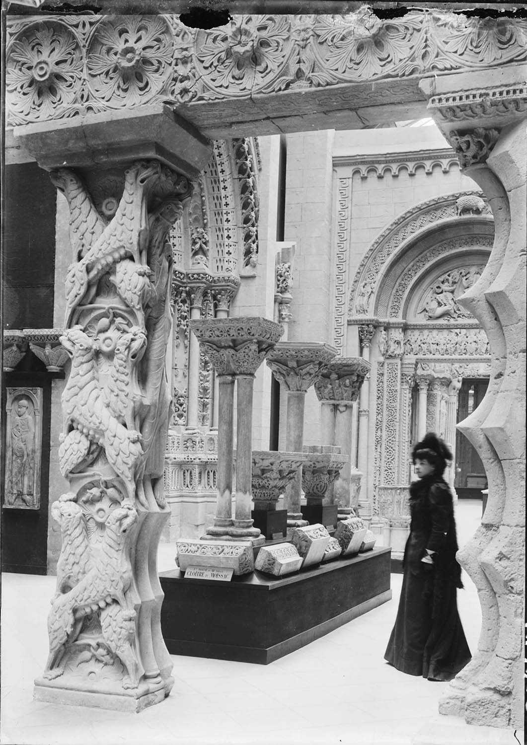 Galerie des moulages, avec éléments du porche et du cloître de Moissac