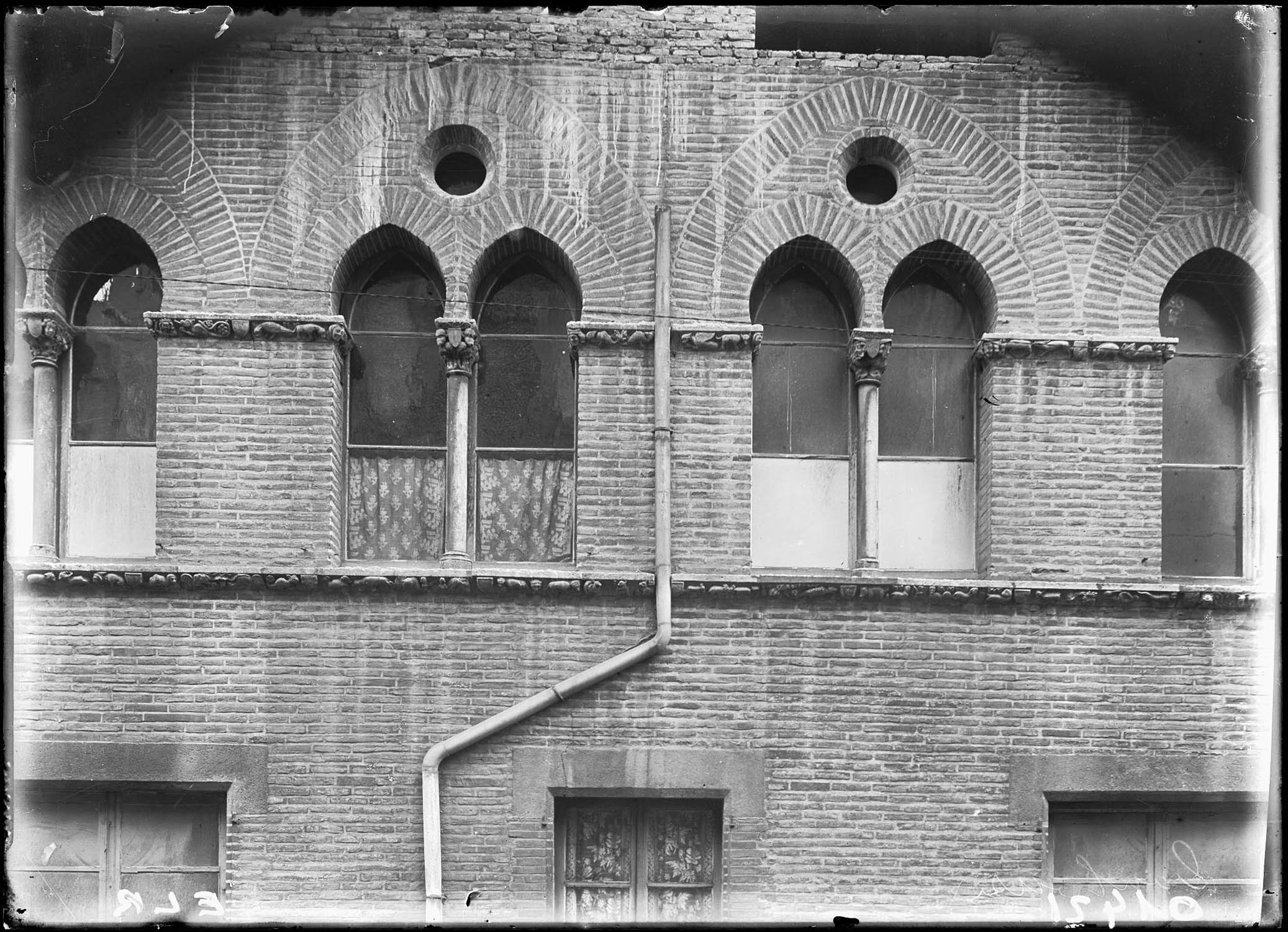 Façade en briques et fenêtres géminées