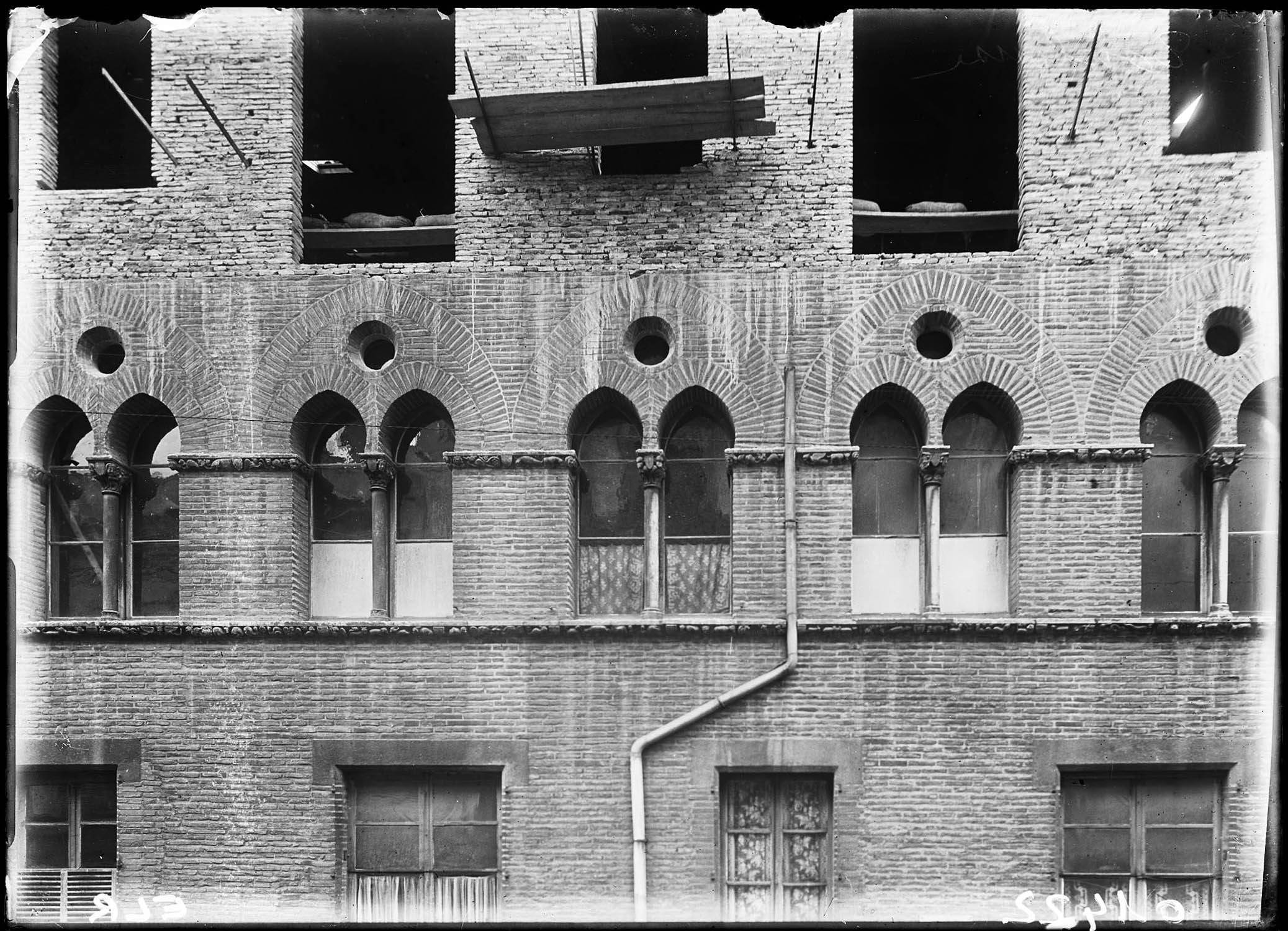 Façade en briques et fenêtres géminées