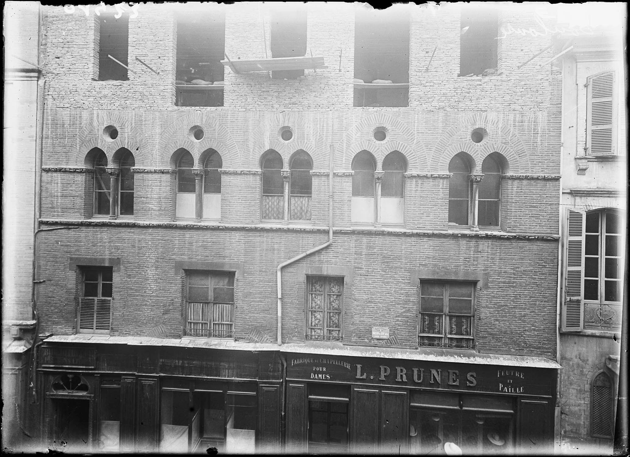 Façade en briques et fenêtres géminées