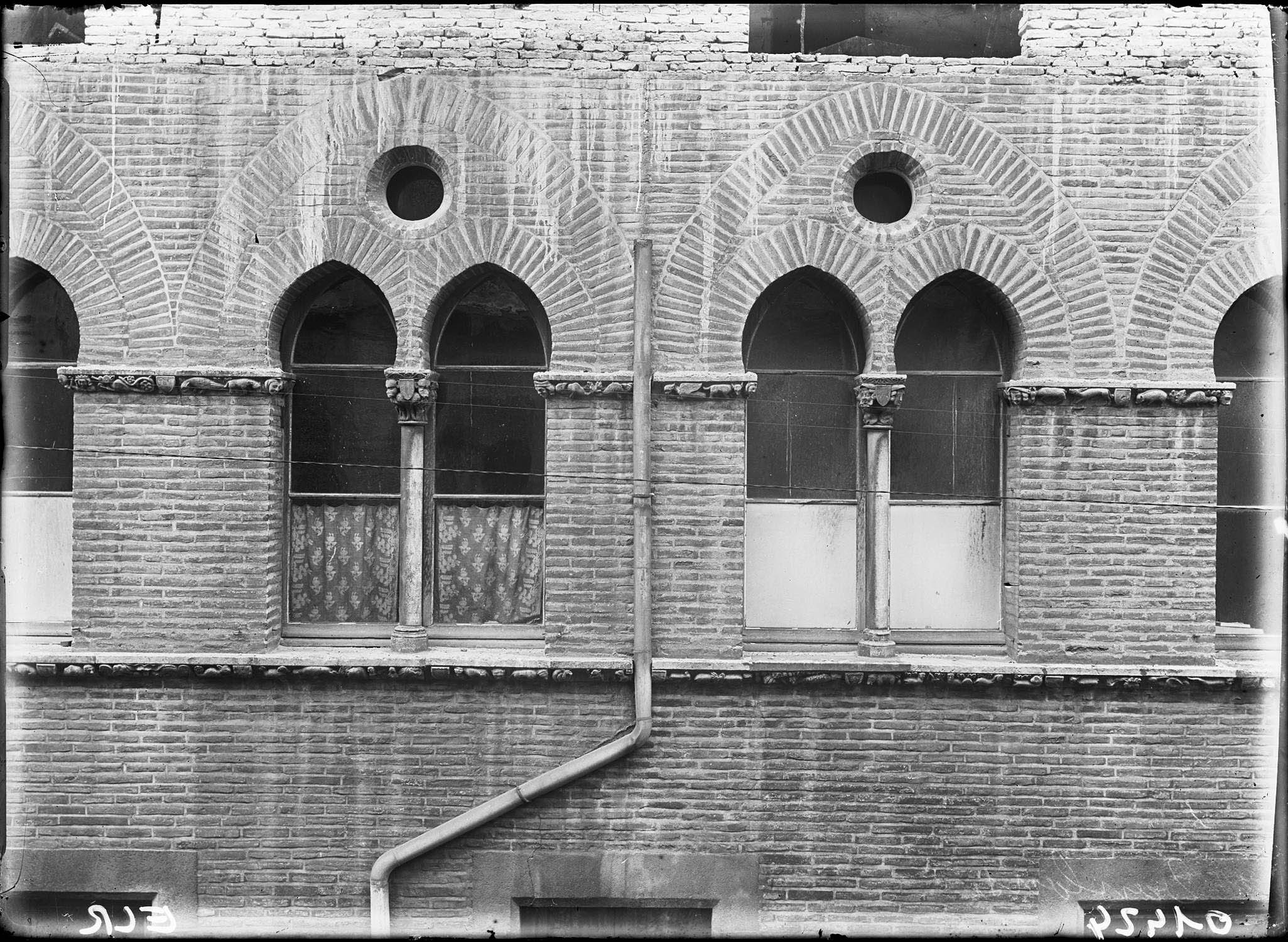 Façade en briques et fenêtres géminées