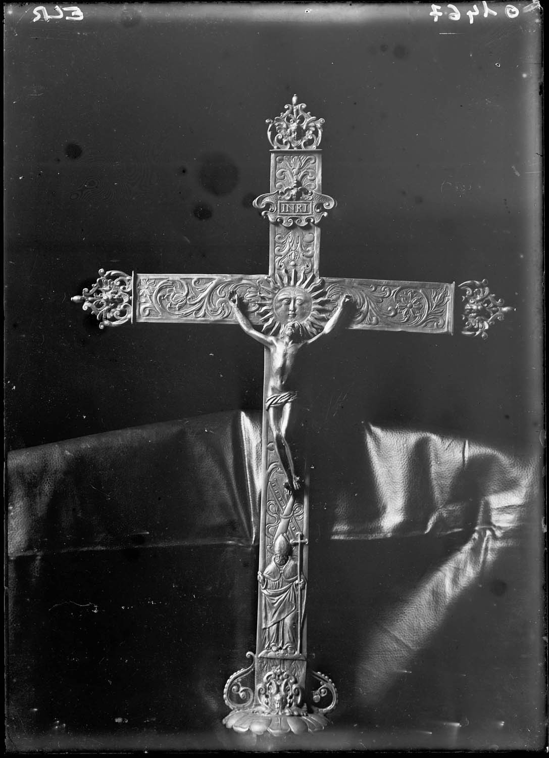 Croix de procession en métal ciselé