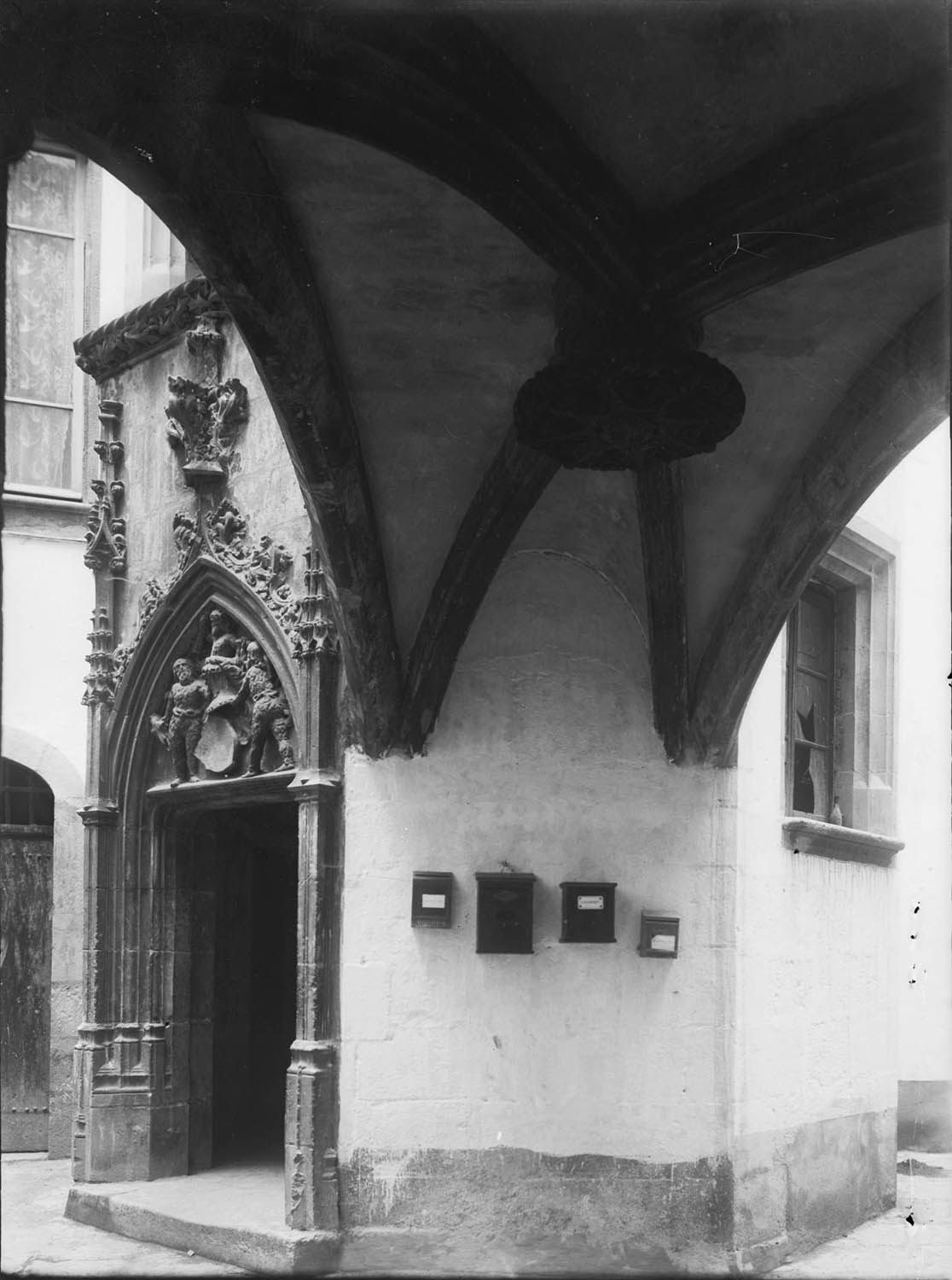 Cour intérieure : porte sculptée