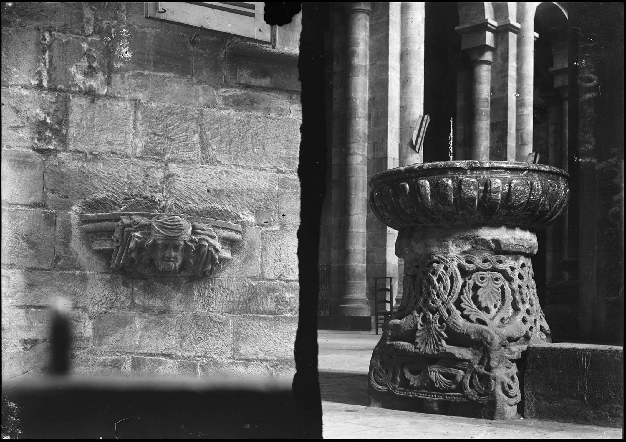 Culot extérieur d’une maison ancienne ; bénitier posé sur un chapiteau roman