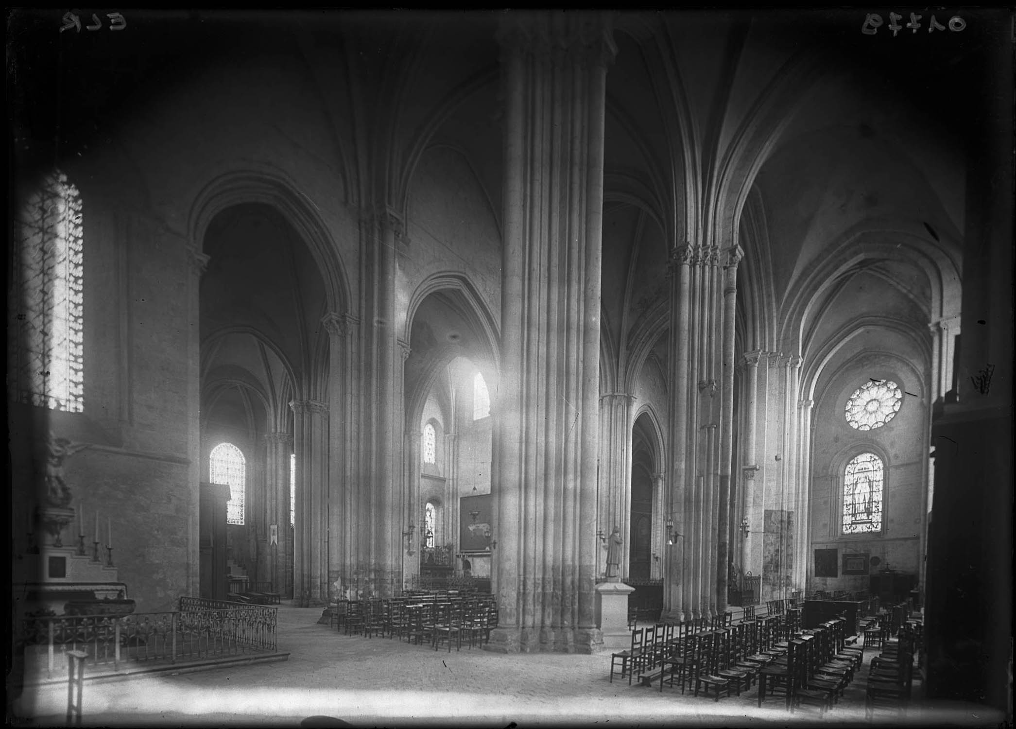 Vue intérieure à la croisée de la nef et du transept