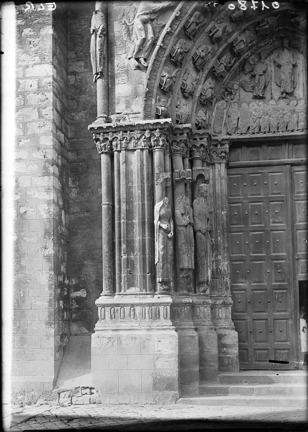 Portail : statues-colonnes de l'ébrasement gauche