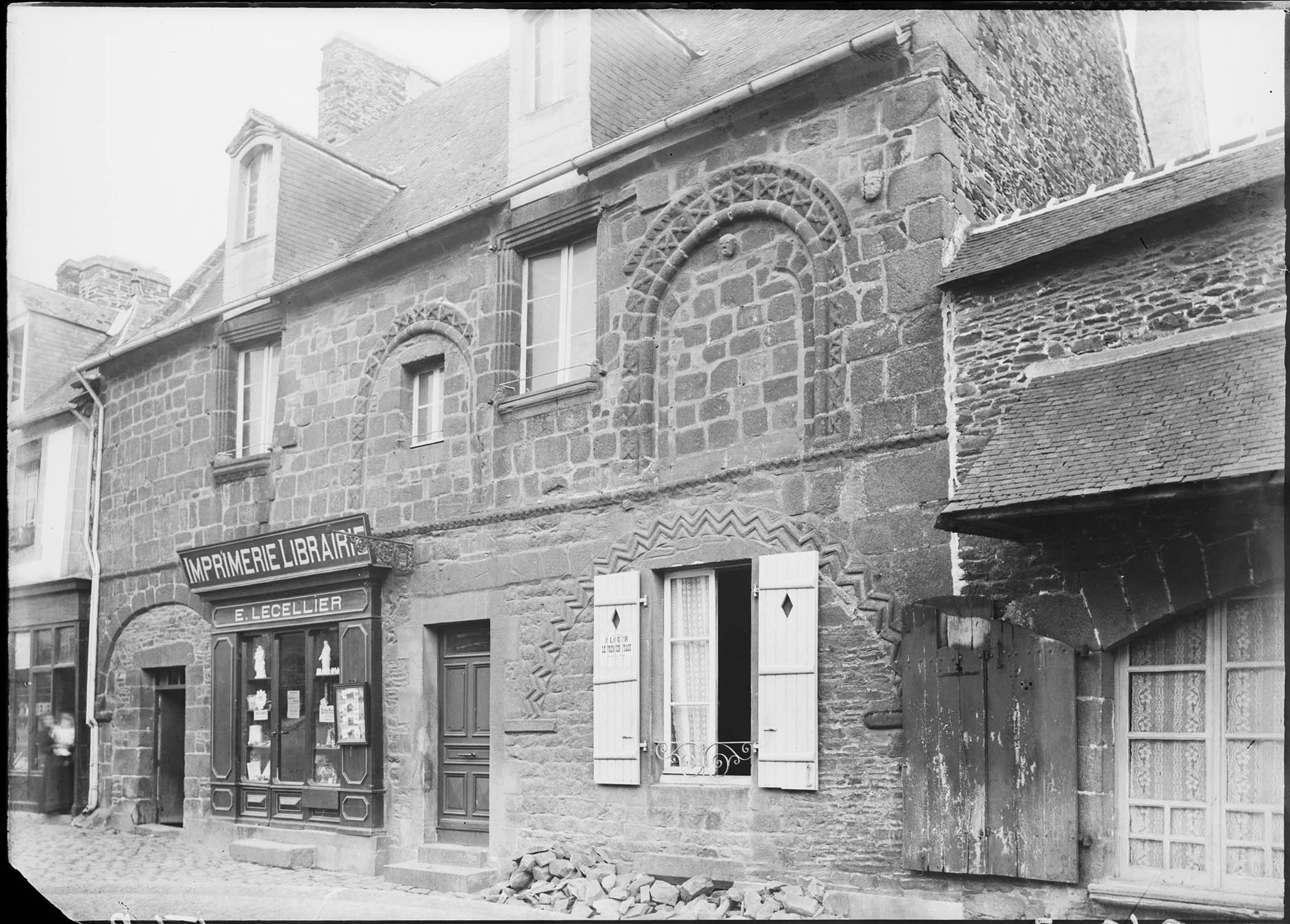 Façade sur rue avec arcades