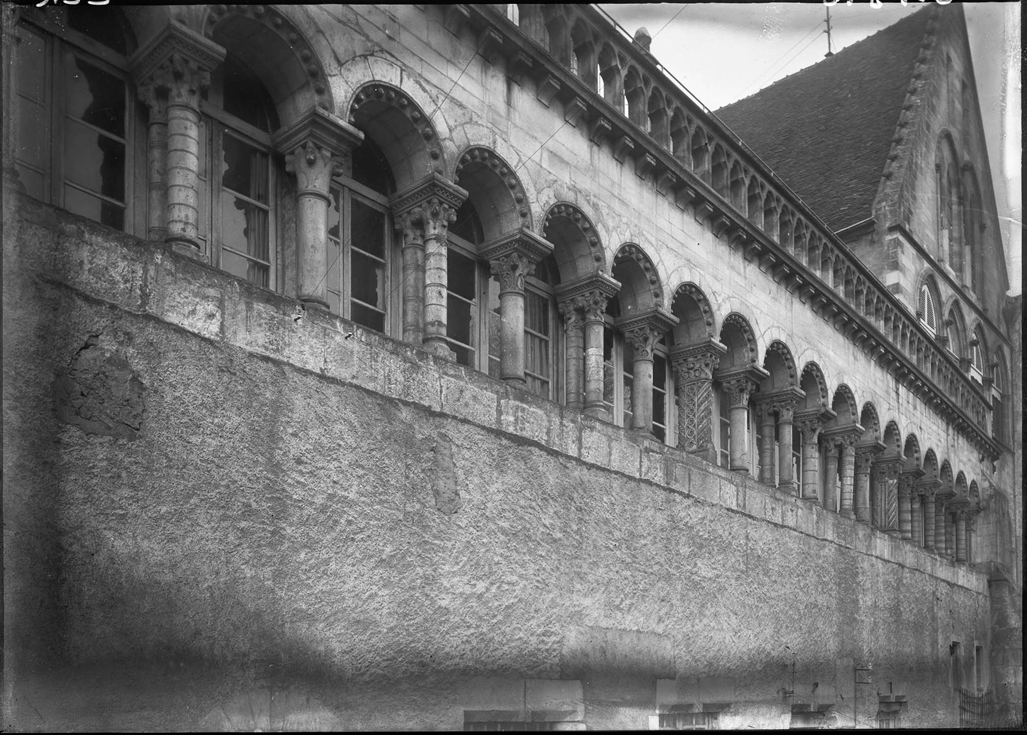 Façade avec galerie d'arcades