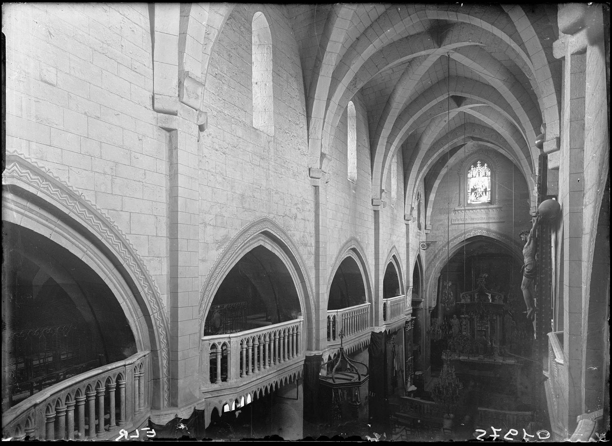 Vue intérieure de la nef et vers le choeur, à hauteur des tribunes