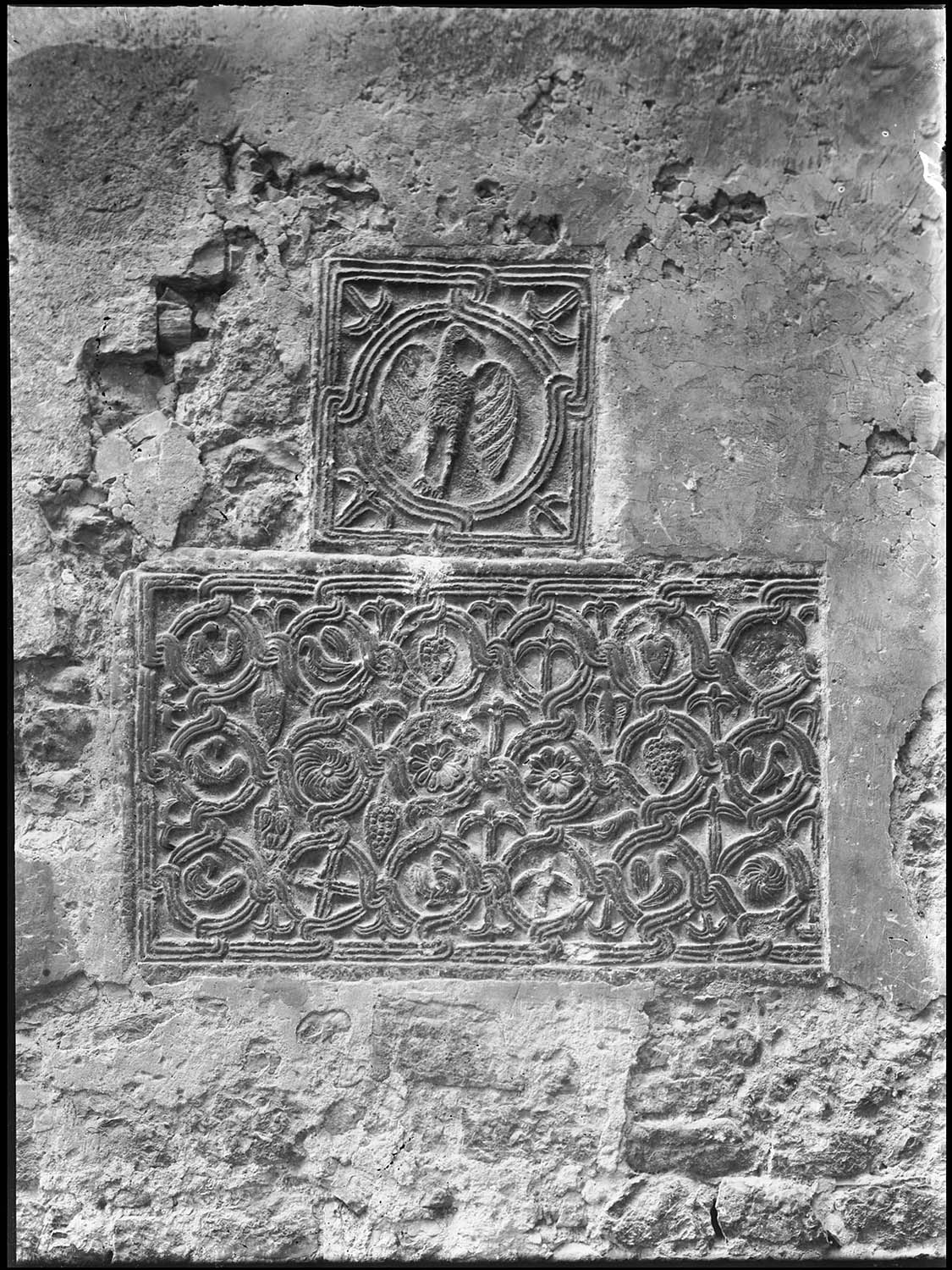 Plaques de chancel insérées dans le mur ouest : oiseau et décor de rinceaux