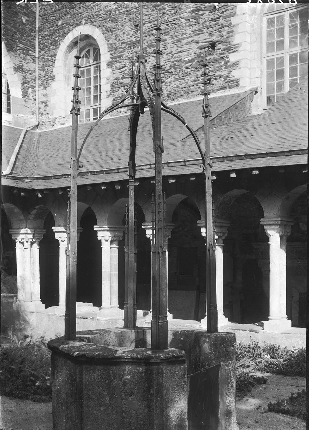 Cloître : puits et arcades