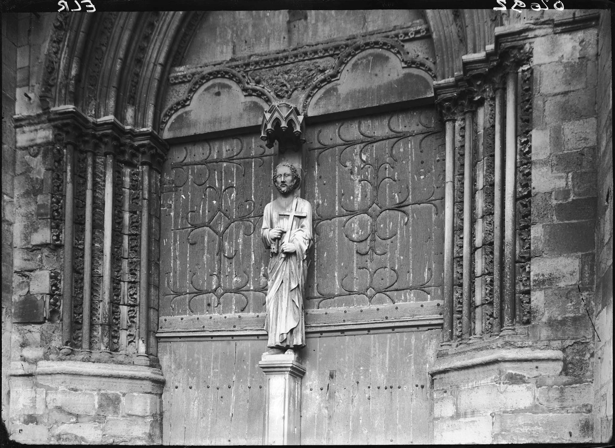 Portail avec statue au trumeau : saint Pierre