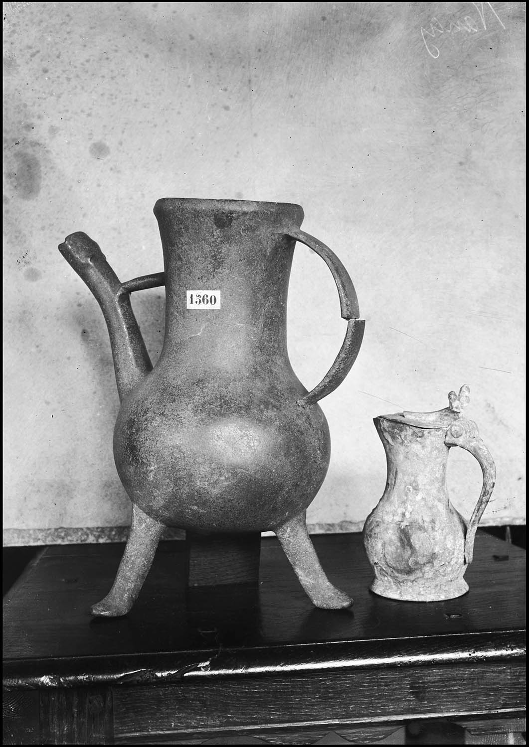 Buire de bronze et burette d'étain