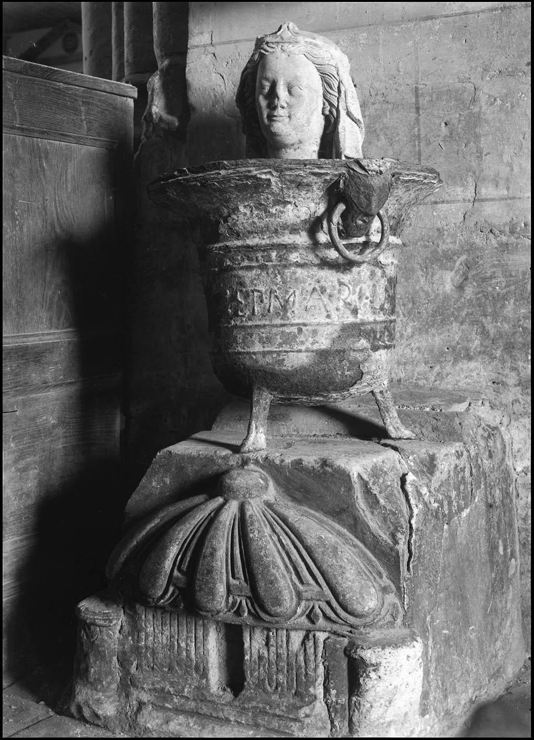 Bénitier en fonte ; tête de vierge en pierre - © Ministère de la Culture (France), Médiathèque du patrimoine et de la photographie, diffusion RMN-GP