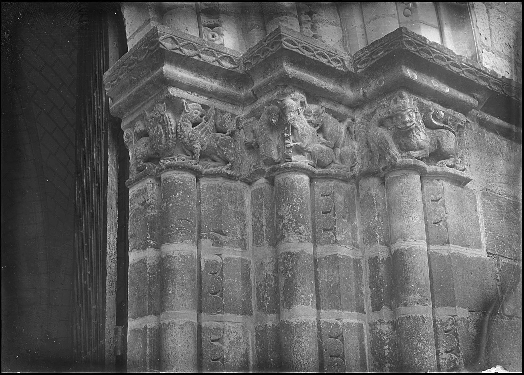 Portail du narthex : chapiteaux de l'ébrasement droit