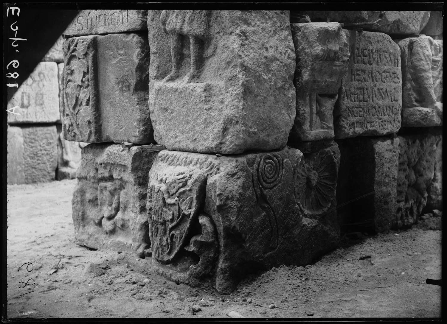 Bloc sculpté avec patère et lituus, insignes des augures