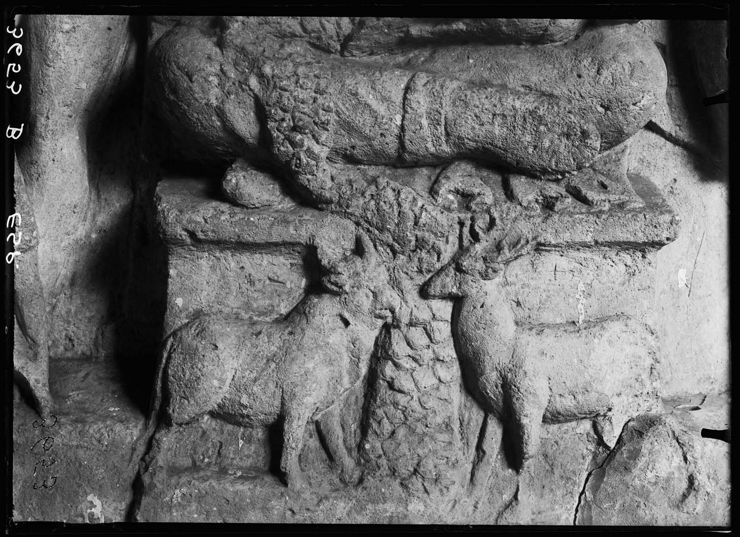 Stèle avec Cernunos entre Apollon et Mercure ; Détail du cerf et du taureau au pied de Cernunos