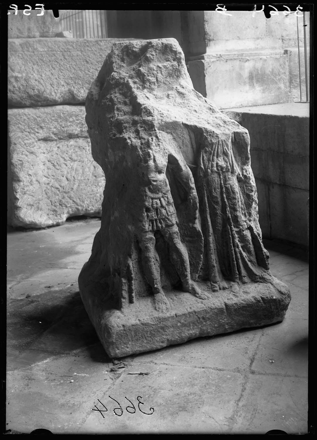 Bloc sculpté avec Mars et Minerve ou une Victoire