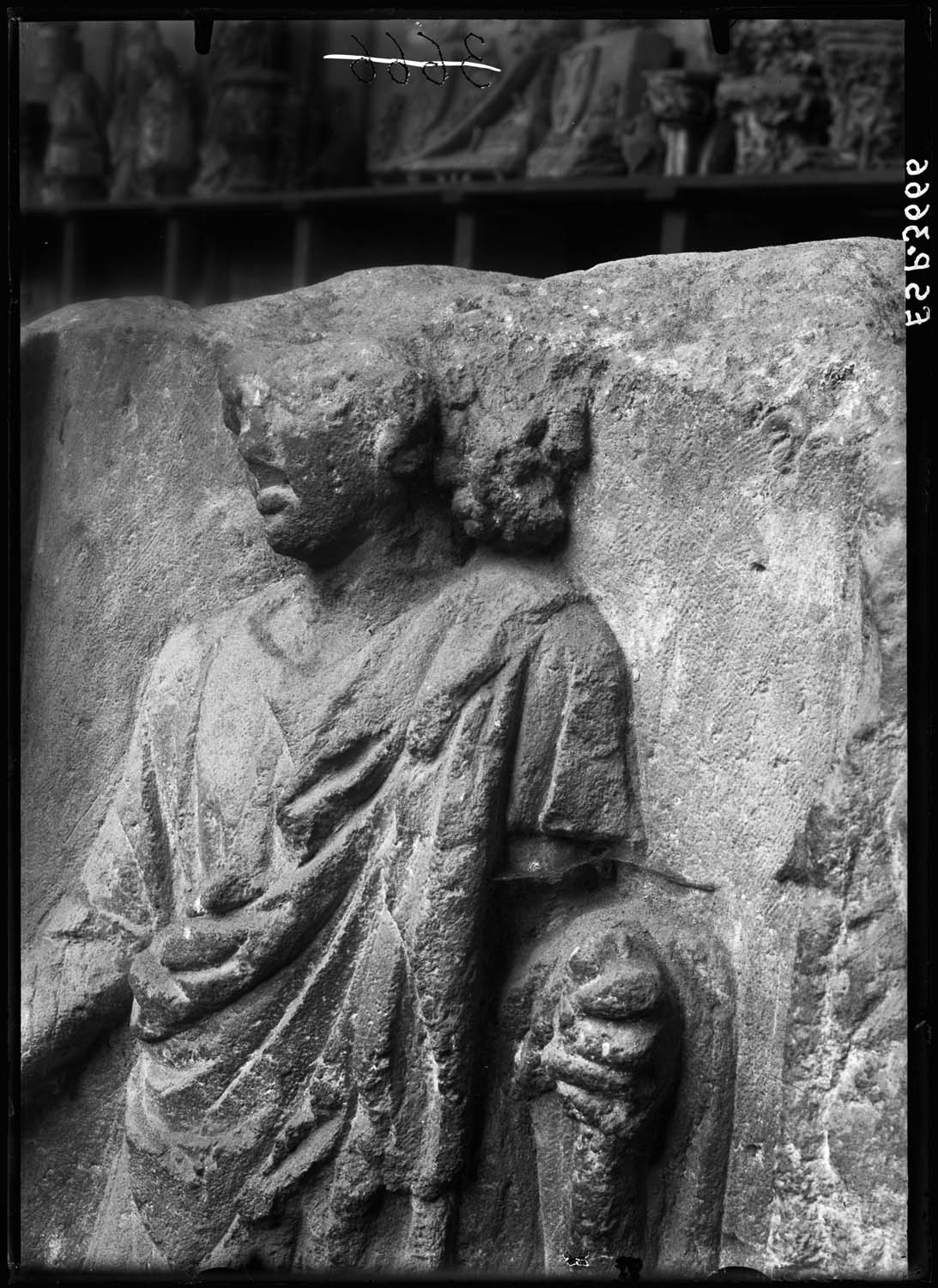 Bloc sculpté avec un dieu à deux visages apparents, l'un imberbe, l'autre barbu