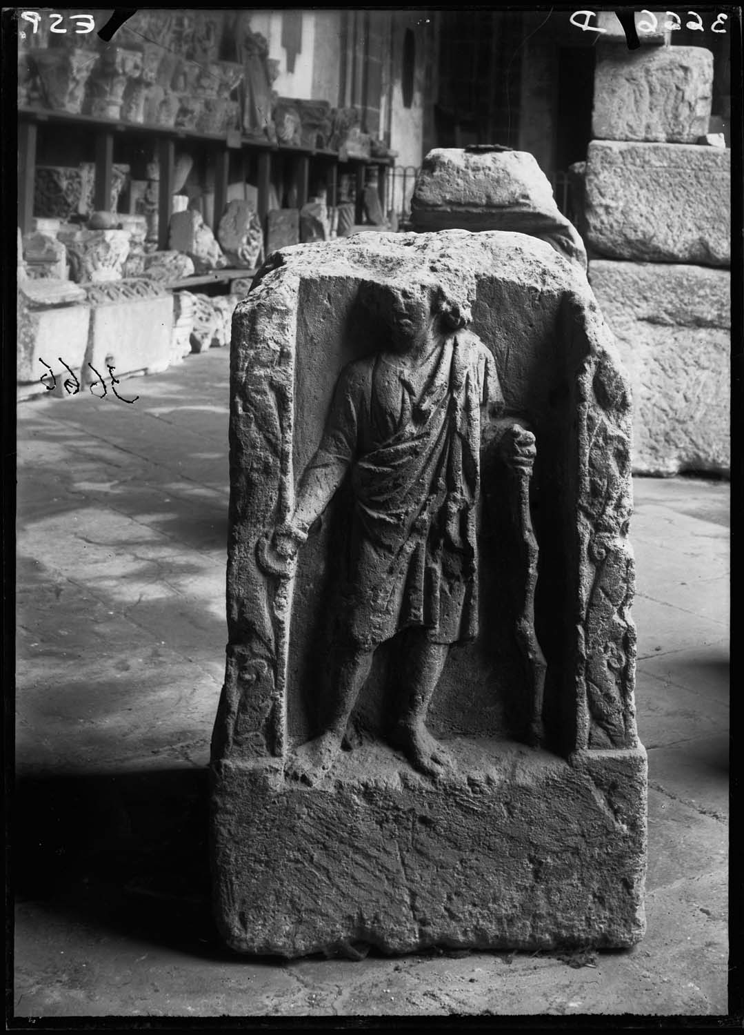 Bloc sculpté avec un dieu à deux visages