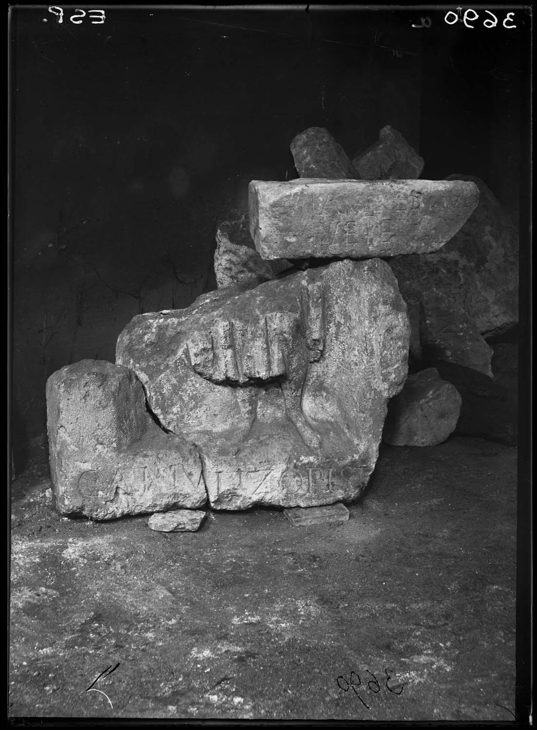 Fragment de stèle avec les restes d'un homme debout