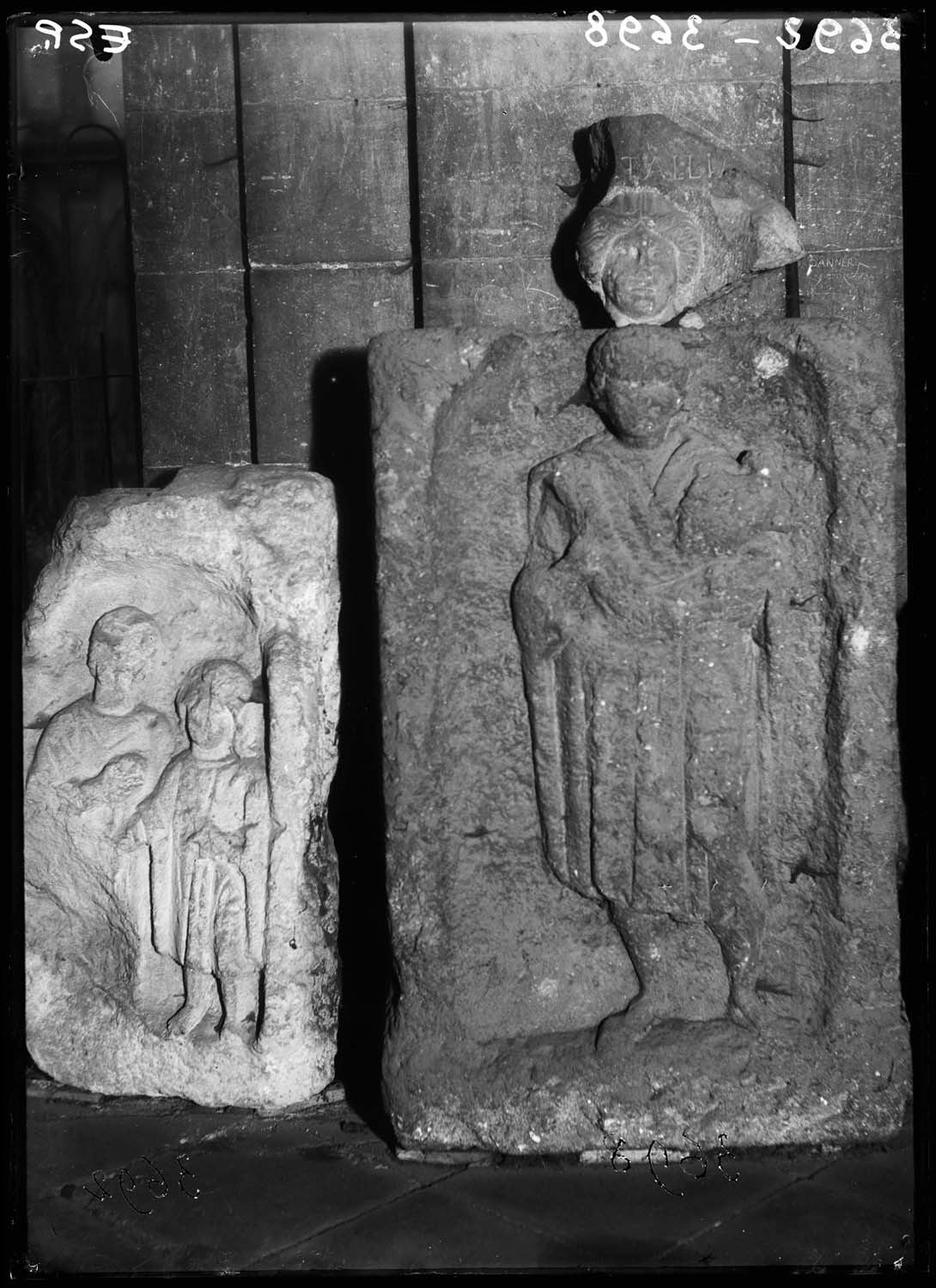 Stèle avec une femme tenant une fleur et petite fille tenant un jouet ; Stèle avec un homme tenant une pièce d’étoffe (?) et une bourse