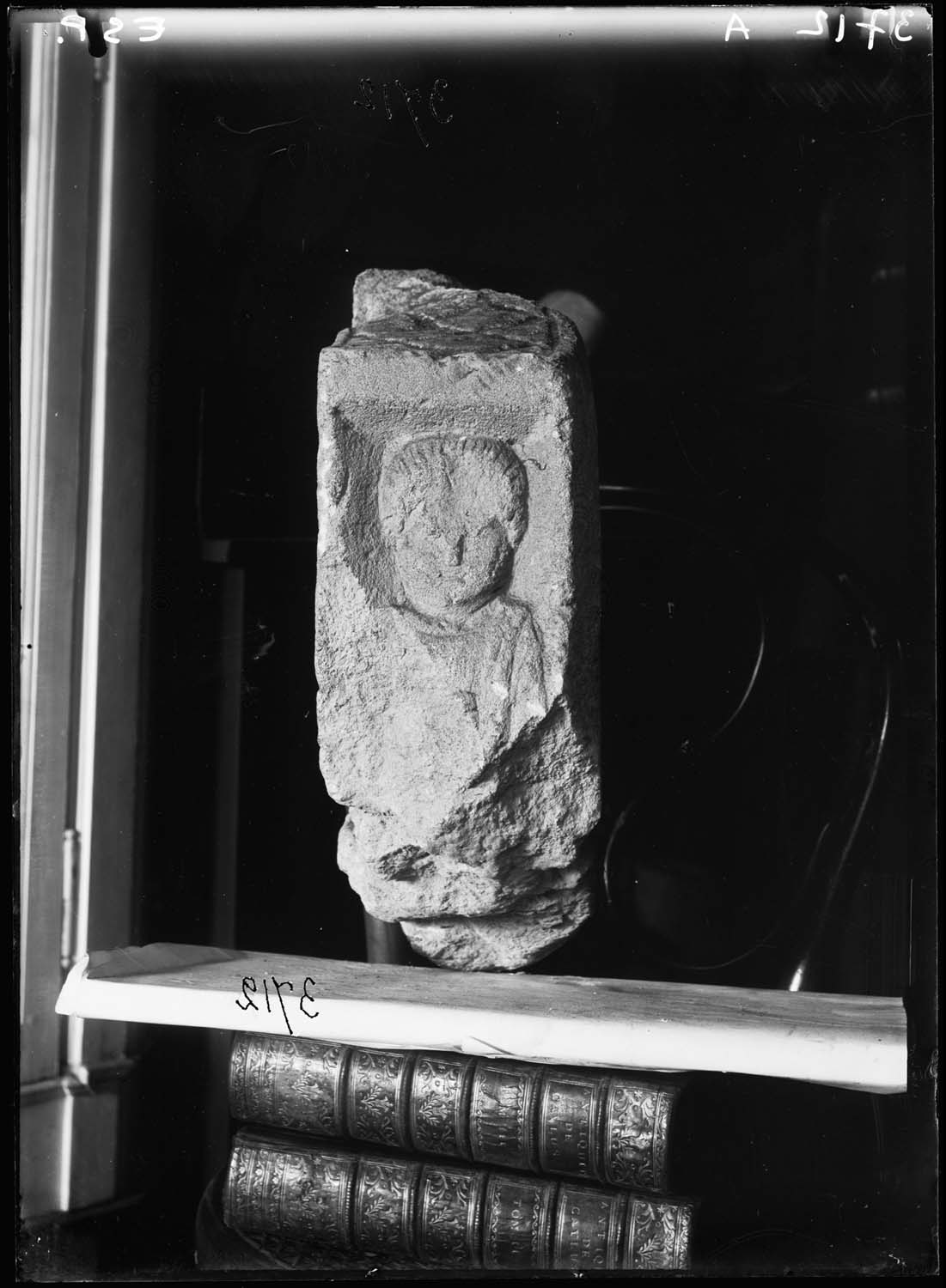 Fragment de stèle avec un buste de femme