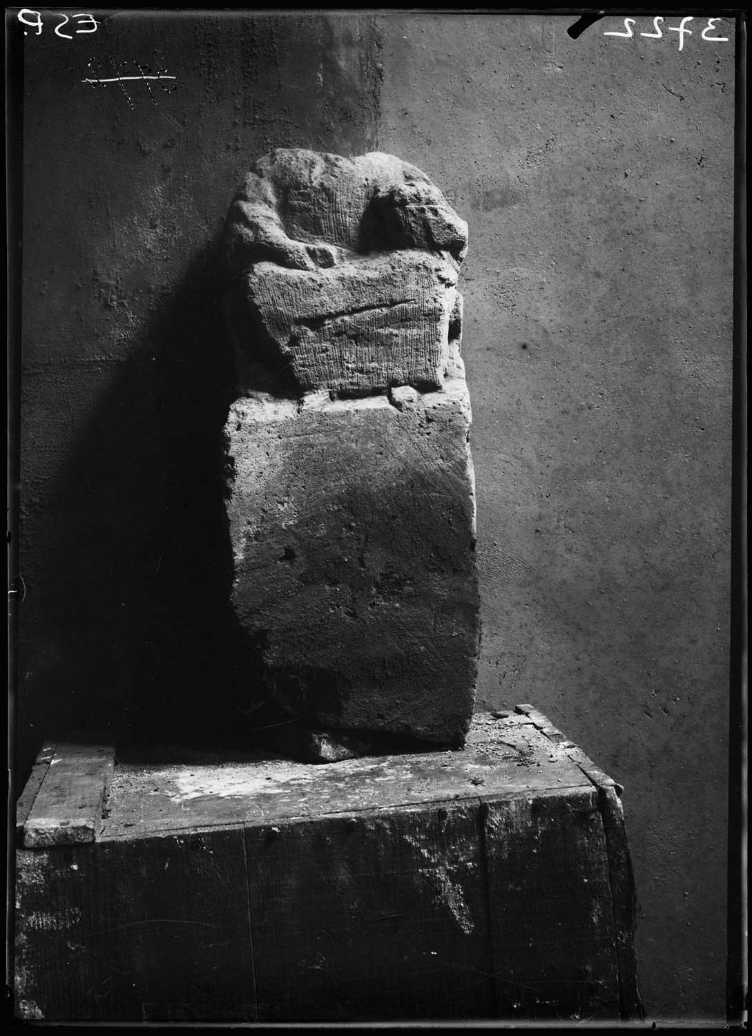 Stèle funéraire avec une femme assise tenant un coffret et une corbeille de fruits (?)