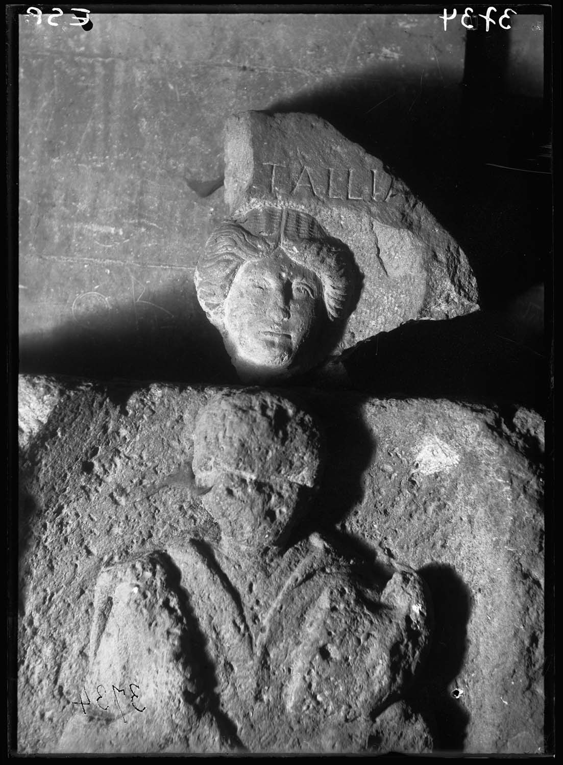 Fragment de stèle avec une tête de femme (en haut)